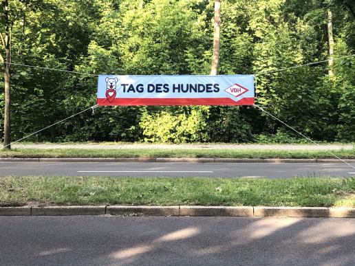 Tag des Hundes - Banner an der B96a als Wegweiser den Weg zum Hundeplatz